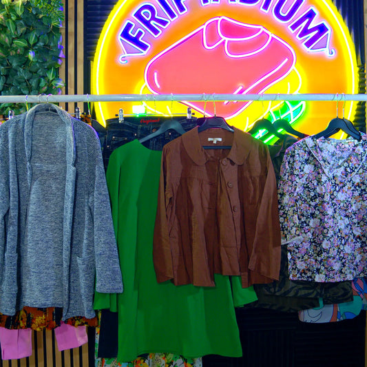 Portant de mix femme basique de seconde main au kilo, présentés en boutique, Friptadium