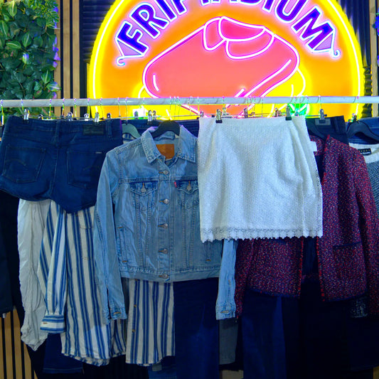 Portant de vêtements femme premium de seconde main au kilo, triés Grade A — Friptadium