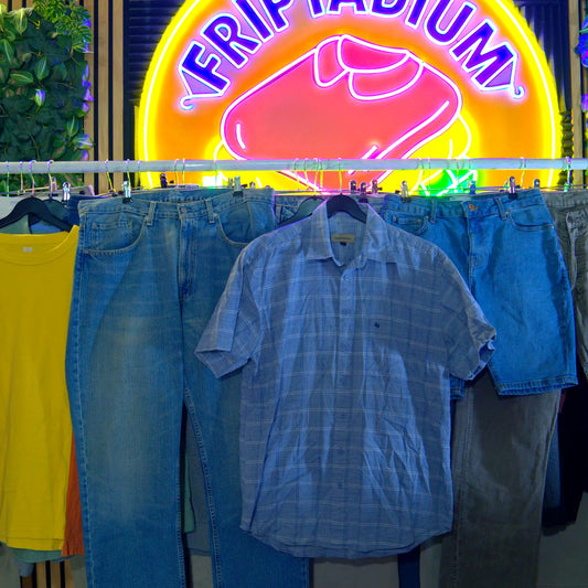 Portant de mix homme basique de seconde main au kilo, présentés en boutique – Friptadium