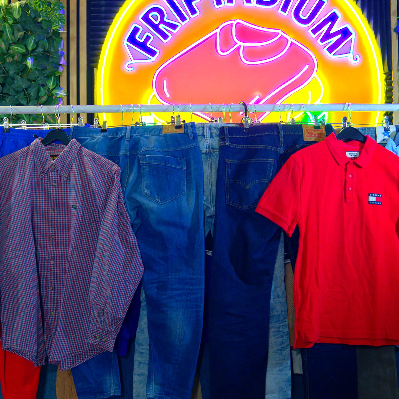 Portant de vêtements homme premium de seconde main au kilo, triés Grade A — Friptadium