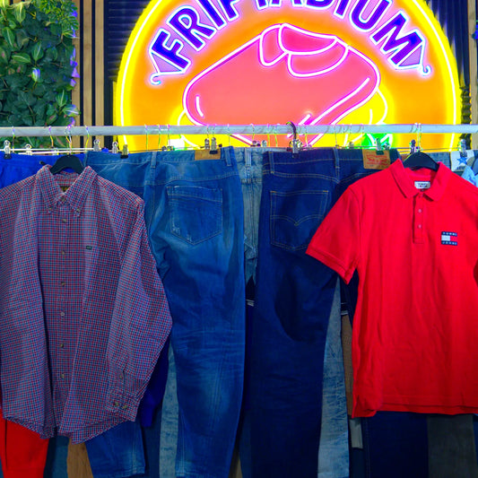 Portant de vêtements homme premium de seconde main au kilo, triés Grade A — Friptadium