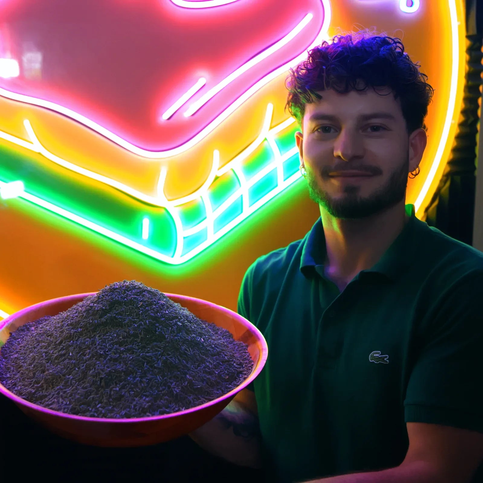 Thibault, cofondateur de Friptadium, avec un bol de lavandin de Provence en vrac