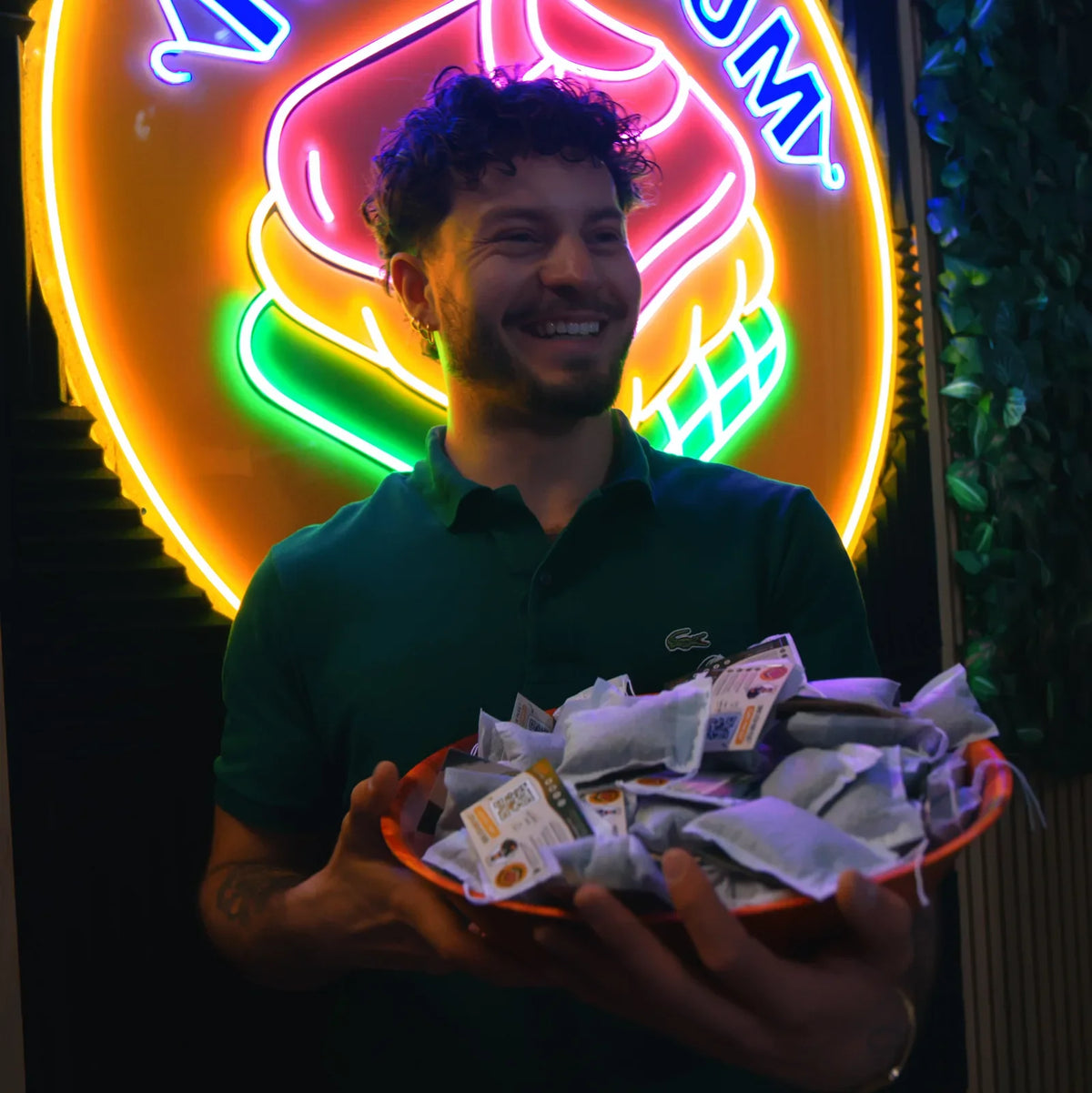 Thibault de Friptadium avec un bol de sachets de lavandin anti-mites